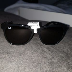 BNWT Ray Ban 4184 black plastic sunglasses